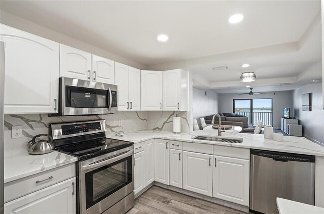 Building Photo - 7300 Sun Island Dr S