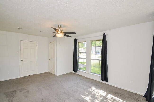 Building Photo - 5634 Ridgeway Dr