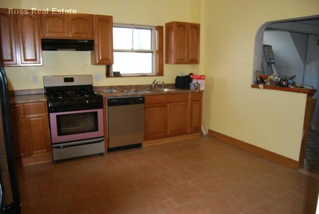 Building Photo - Four bed de..leaded new kitchen and bath
