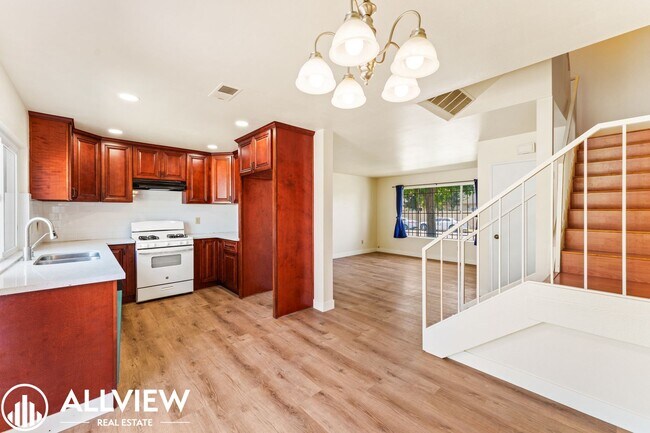 Foto del edificio - Charming 3-Bedroom, 1.5-Bath Townhouse in ...