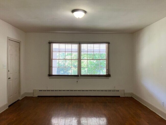 Building Photo - 713 E Warren St
