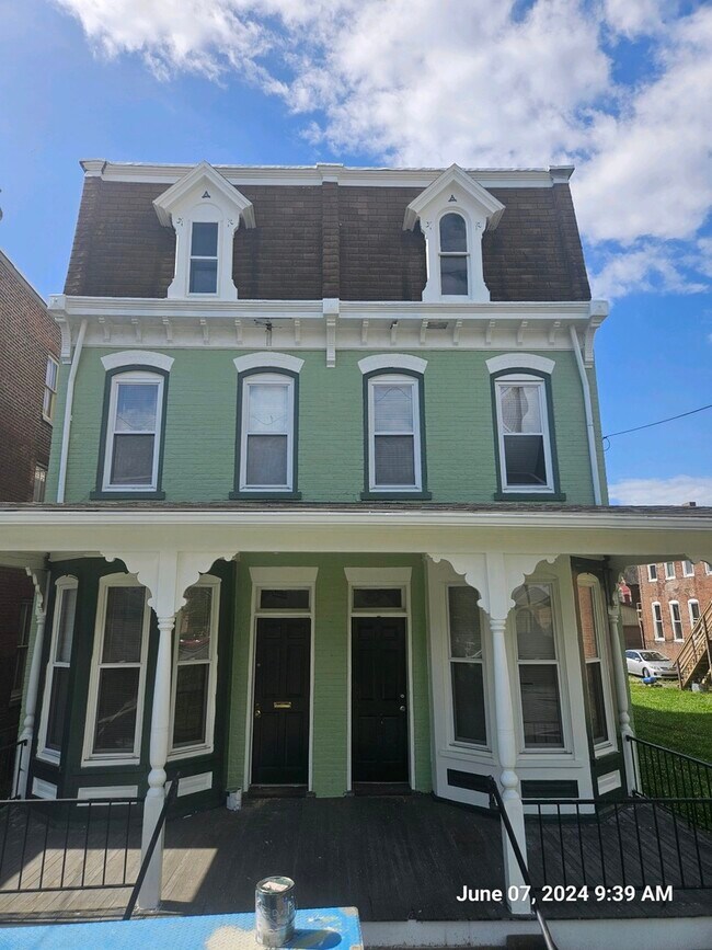 Building Photo - 723 Grace St