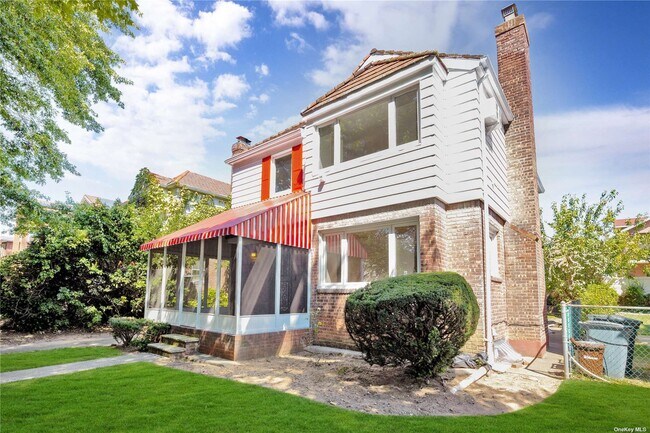 Foto del edificio - 75-43 192nd St