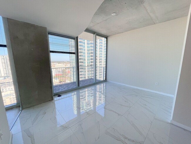 Building Photo - Downtown1BR/1BA condo located on 19th floo...