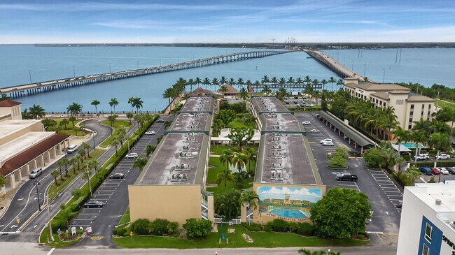 Foto del edificio - Fully Furnished 2 Bedroom Condo down by th...