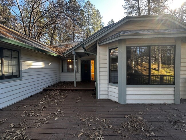 Building Photo - Spacious Single Family Home in Alta Sierra