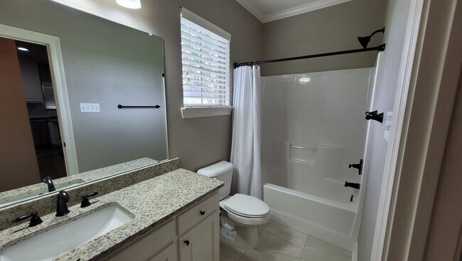 Foto del edificio - Beautiful 4 bedroom home on the lake!