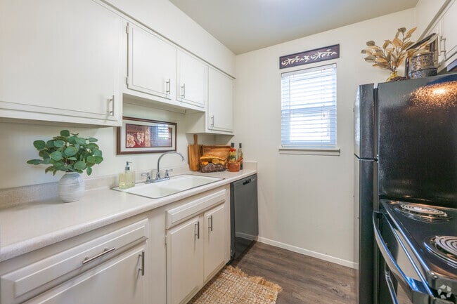 1BR, 1BA - 648SF - Kitchen - North Park Apartments