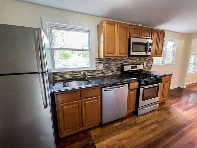 Building Photo - Beaver Hills 3-Bedroom w/ Landry and Off-Street Parking