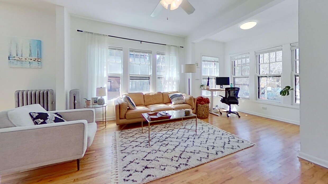 Primary Photo - Large Raised First Floor East Lakeview One...