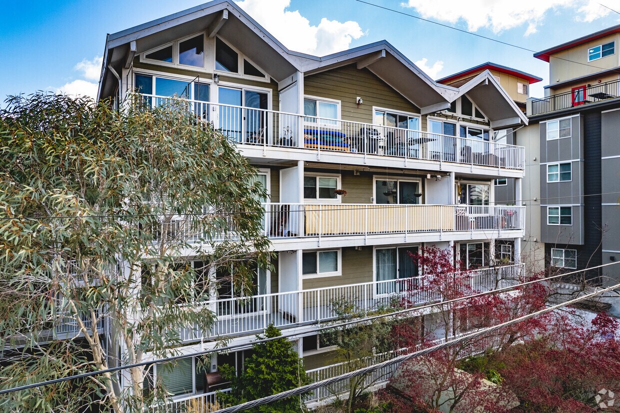 Exterior - 308 Summit Ave E