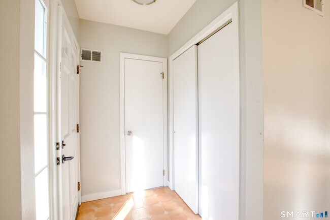 Foto del edificio - 24 Hollow Wood Ln