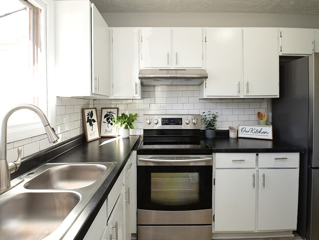 Building Photo - 5024 Southwood Cir