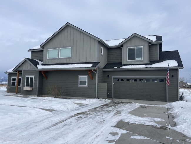 Foto del edificio - Practically New 3 Bedroom with Mountain Views!