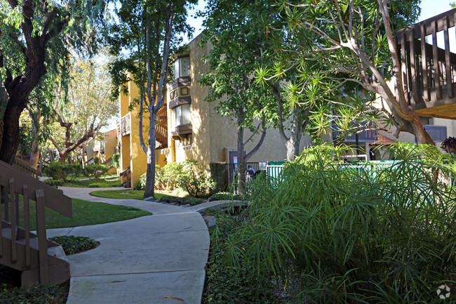 Building Photo - Huntington Meadows