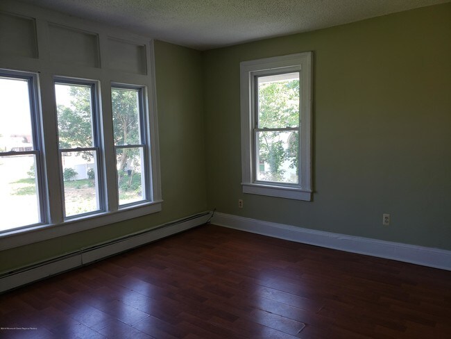 Building Photo - 930 Bangs Ave