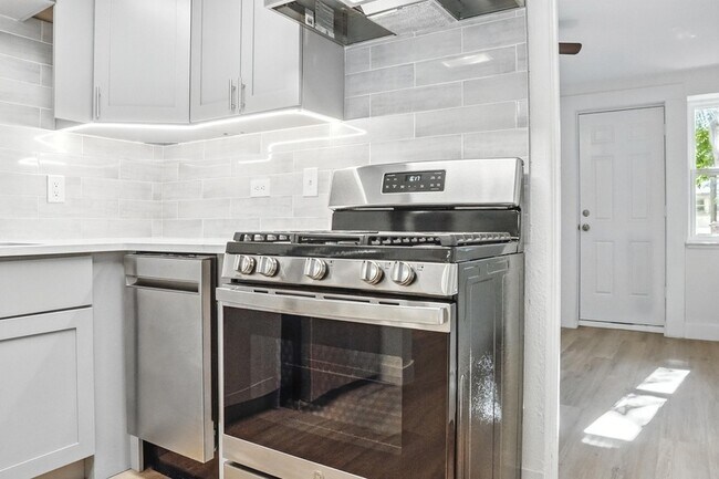 Foto del edificio - 1364 Lafayette St