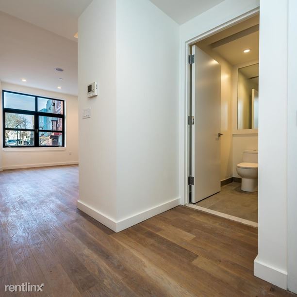 Building Photo - 555 Graham Ave