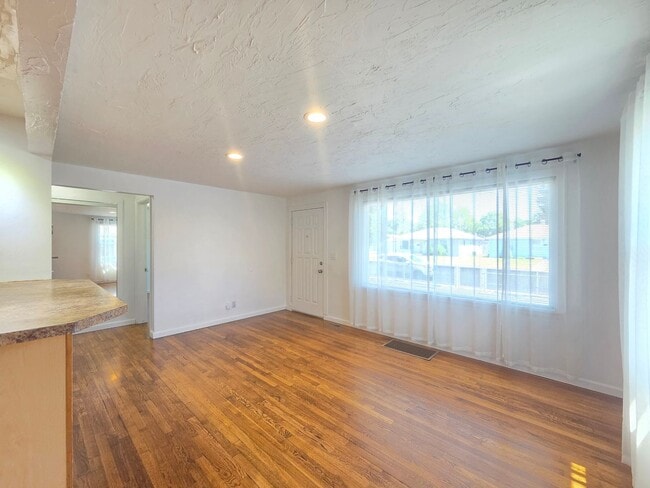Building Photo - $2,495 - 3 Bed / 2 Bath Charming Home in Shadle Area with Utilities Included in Rent