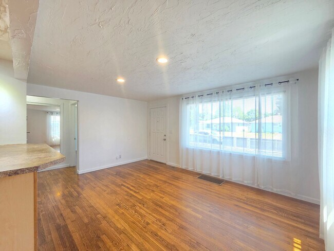 Building Photo - 5621 N Hemlock St