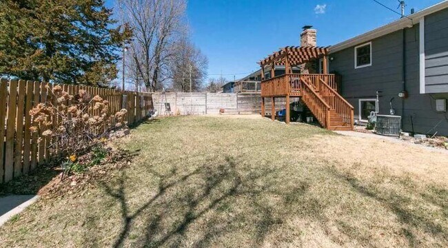 Building Photo - 1512 Knollcrest Dr