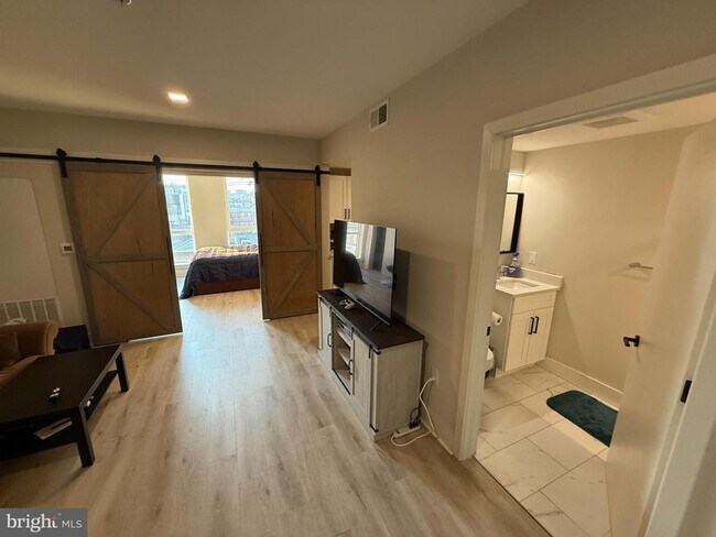 Building Photo - 1805 N Howard St