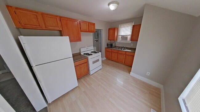 Building Photo - "4-Bedroom Home on Maple Street – Cozy Living Awaits in Roseville!"