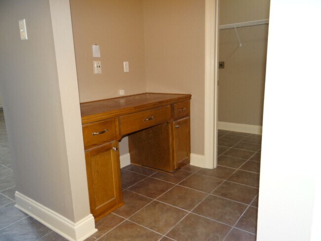 Foto del edificio - Beautiful Home for Lease in Maple Leaf Sub...