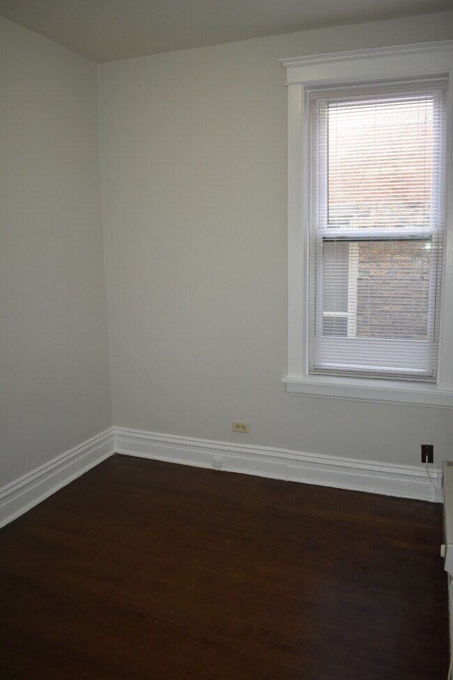 Building Photo - 1606 W Nelson St