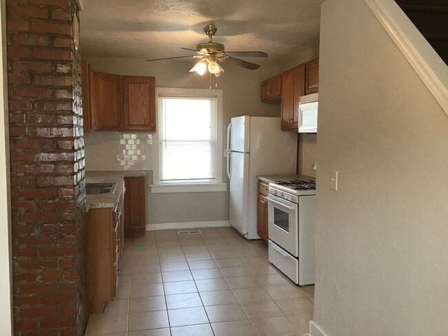 Building Photo - Single Family Home 3 beds 2 full bath Available Now!