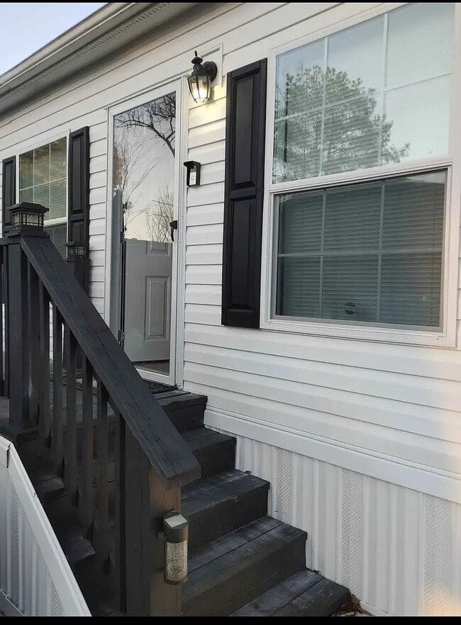 Building Photo - Room in House on Robin Ln