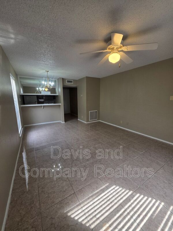 Building Photo - 4800 Country Club Dr