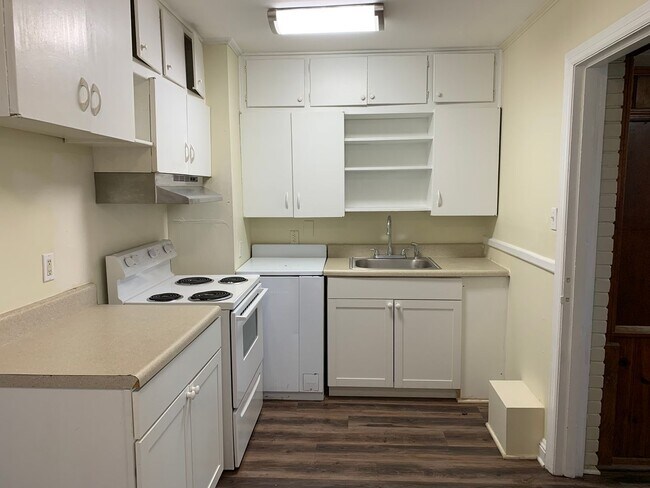 Foto del edificio - Charming 2 BR, 1 BA House - Coming Soon