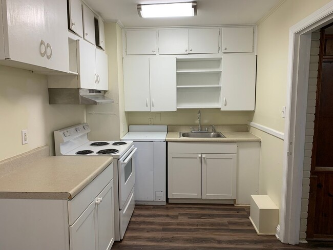 Building Photo - Charming 2 BR, 1 BA House AVAILABLE NOW