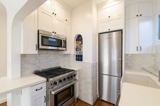 Building Photo - 915 Manhattan Ave