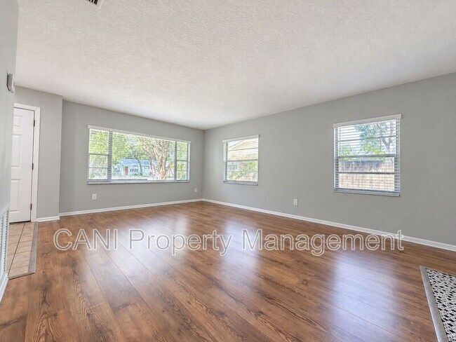 Foto del edificio - 326 E Palmetto Ave