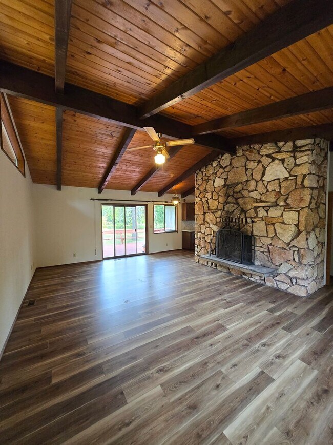 Foto del edificio - Riverfront Property 3 Bedroom 2 Bath in To...