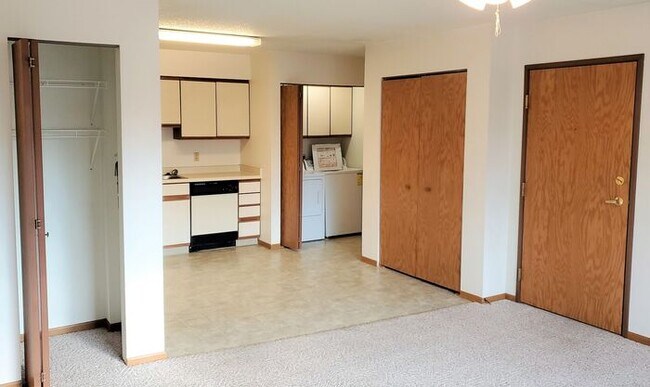 Foto del edificio - $910 | 2 Bedroom, 1 Bathroom 3rd Floor Con...