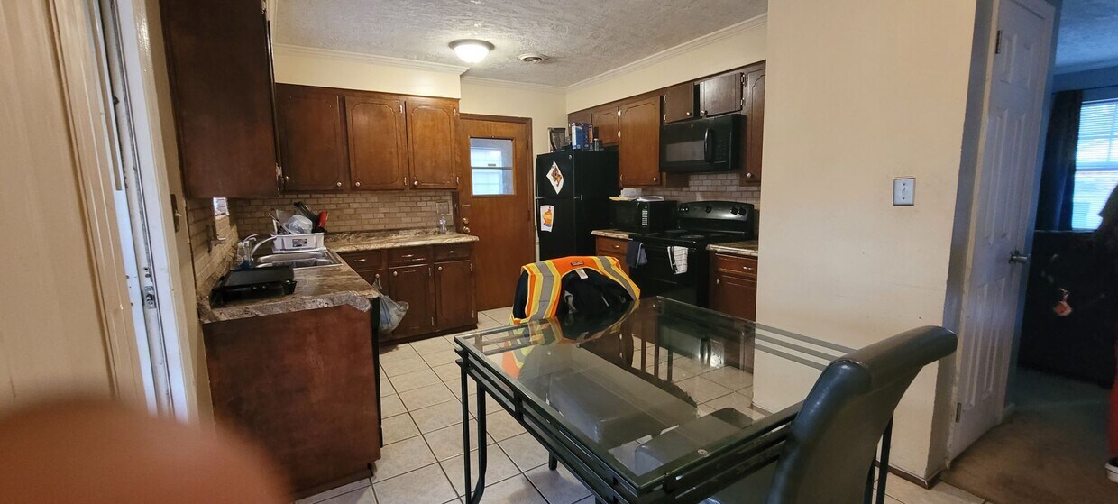 Building Photo - 3 BEDROOMS 1.5 BATH