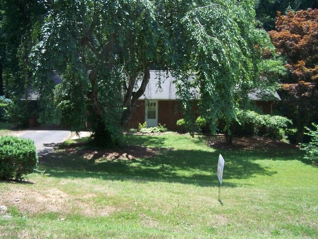 Building Photo - 3BR/1.5BA Brick Ranch Home, Full Basement!