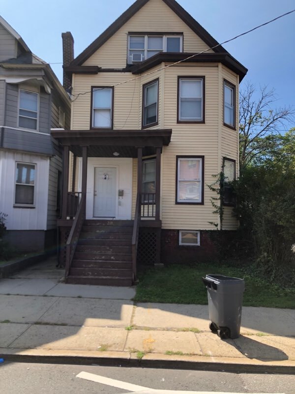 Building Photo - 218 Easton Ave