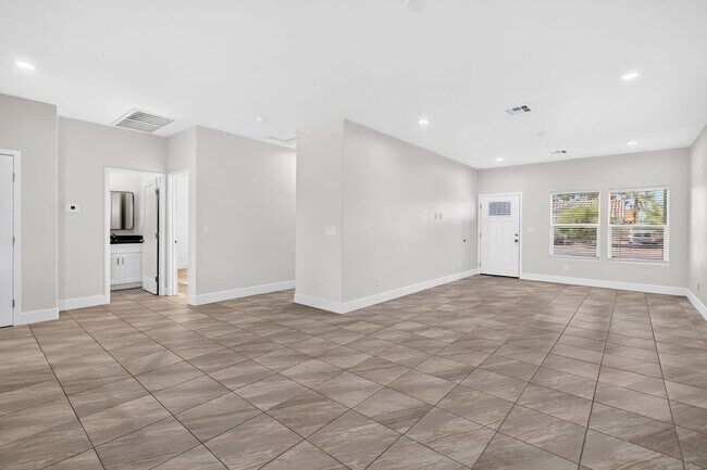Foto del edificio - *NO HOA* NO CARPET* MOVE-IN READY 3-BEDROOM SINGLE STORY HOME!