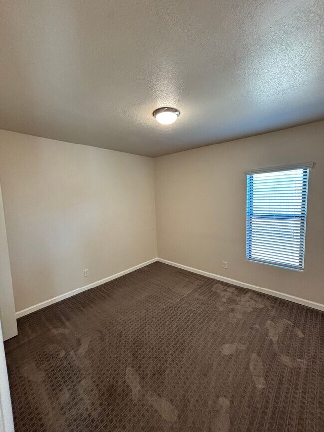 Foto del edificio - 3068 N Edith Blvd