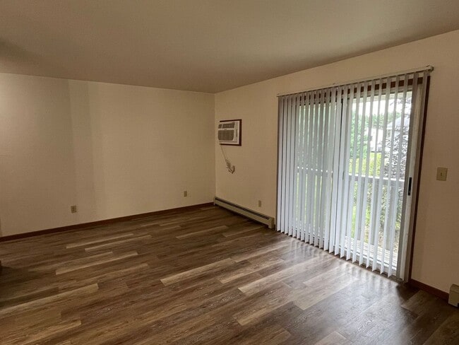Building Photo - 2450 Willow Dr