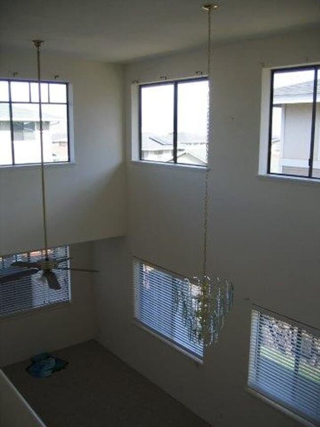 Building Photo - Wonderful 3 BD / 2.5 BA Home in Waipahu!!!