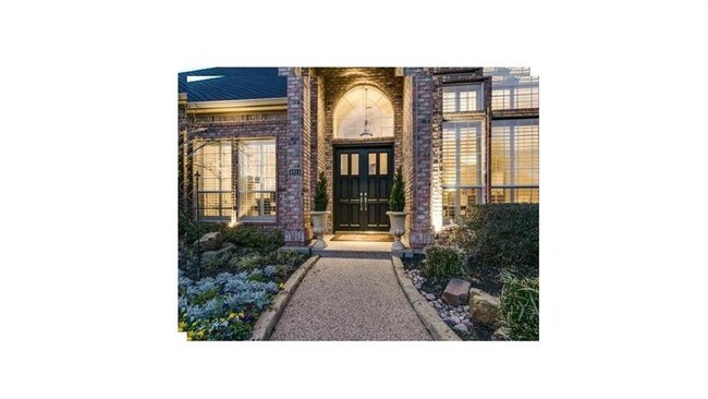 Foto del edificio - 4811 Holly Tree Dr