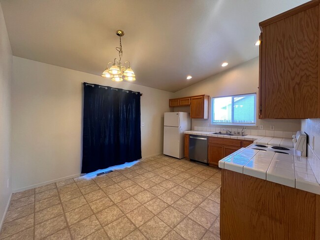 Foto del edificio - 3 bedroom 2 bath Fernley home in Donner Tr...