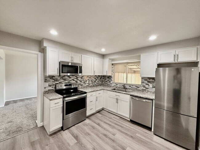 Foto del edificio - **NEWLY UPDATED 2 BEDROOM HOME