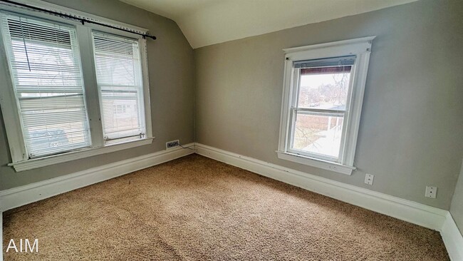 Building Photo - 4 br, 2 bath House - 114 8th Ave SE