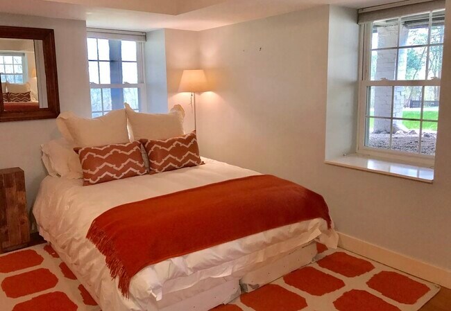 Foto del edificio - 180 Moss Hill Rd